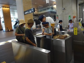 改札業務中の写真 （富山駅）